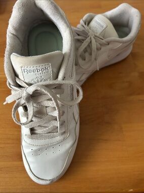 Women’s Reebok White Classic Low-Top Sneakers size 10
